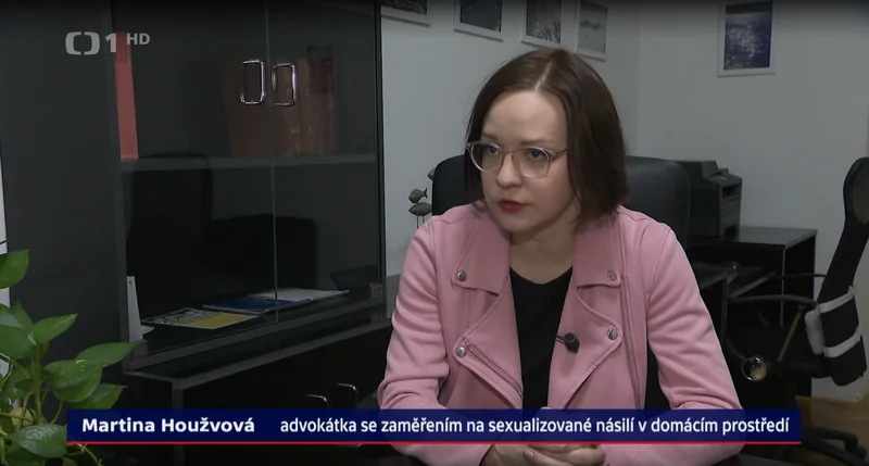 Náhled rozhovoru Martiny Houžvové v Událostech ČT k případu znásilnění nevlastní dcery